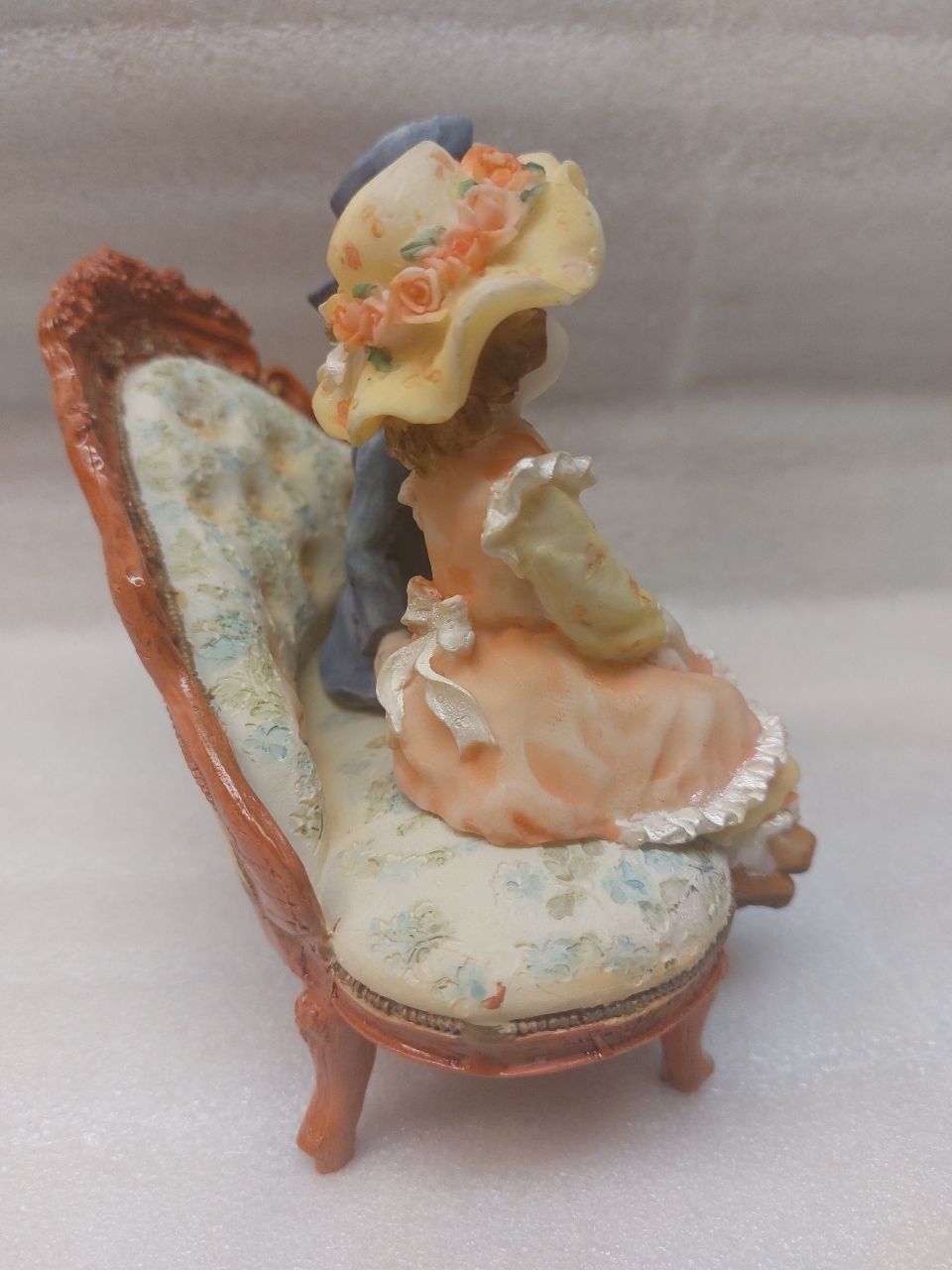 Statuette: Figurine depicting a romantic couple on a small sofa. – Usato da Pambio Noranco venduto da TREBORLOP 1