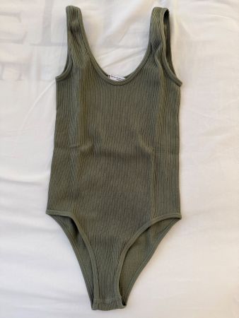 Gerippter Body in Olivgrün