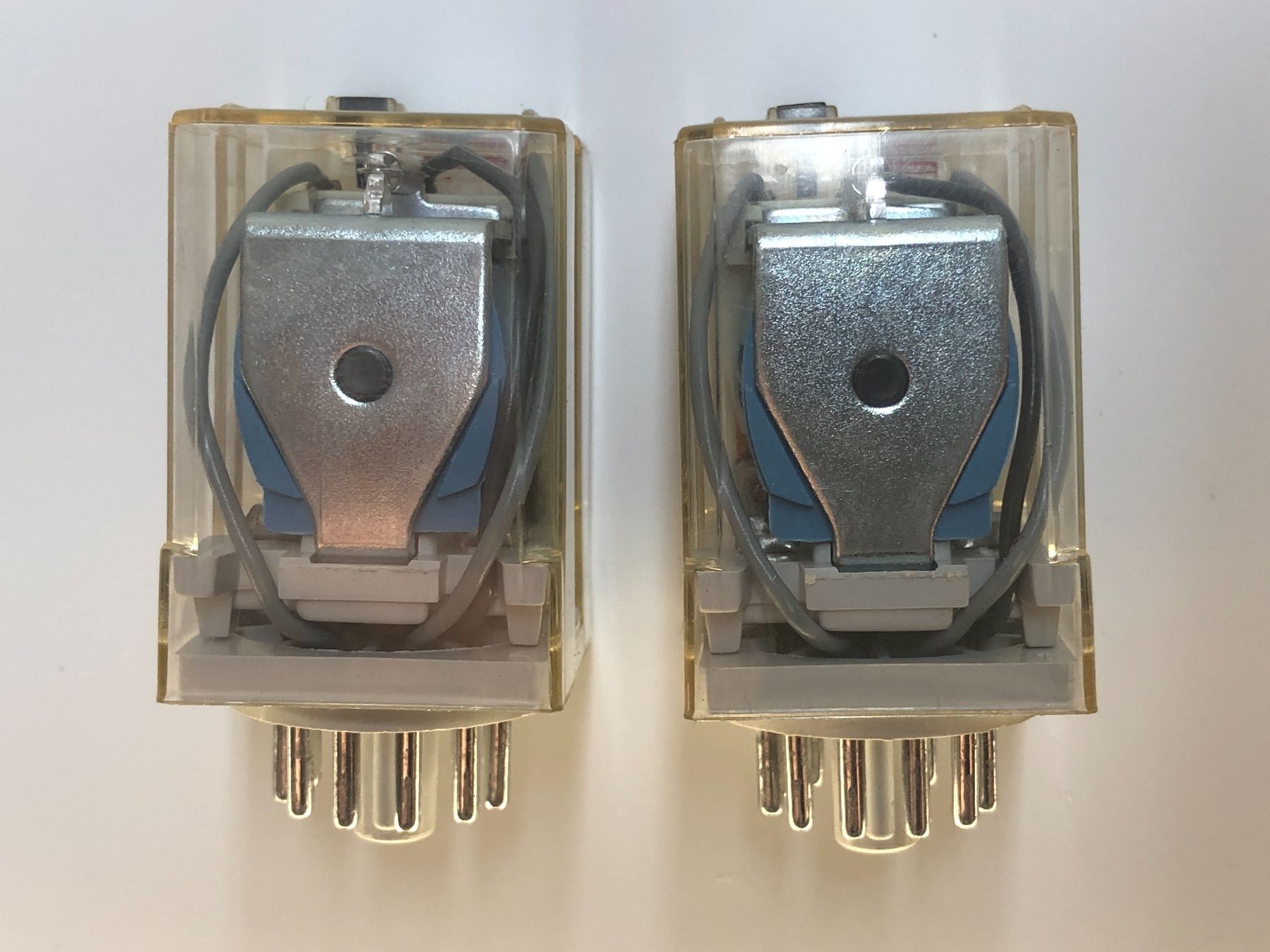 Elektronikbauteile: 2 Relais mit Sockel  //  Type 60.13  //  Spule 24V DC – Gebraucht aus Bergdietikon von Garak 6