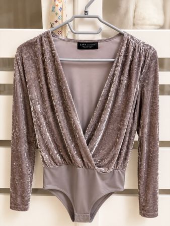 ZARA Body / Wickelbody aus Crushed Velvet Samt Taupe/Grau