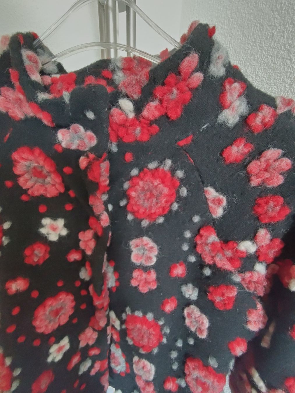 Giacche: Wolljacke mit 3D- Blumen schwarz- rot Gr. S – Usato da Arbon venduto da Franca1979 2