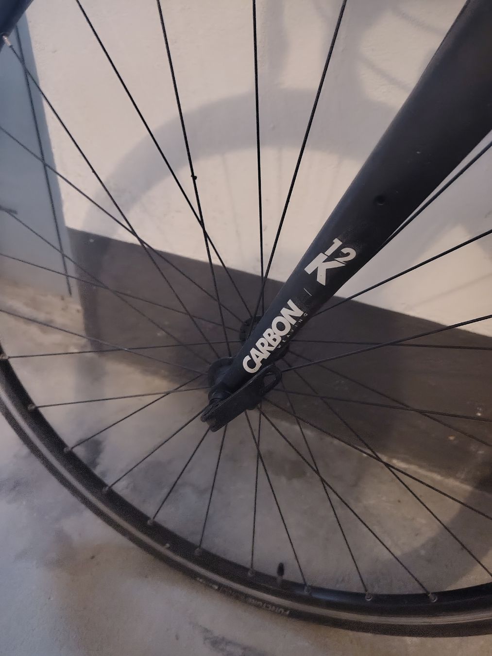 Biciclette: Vélo de course noir en carbone – Usato da Neuchâtel venduto da Ansofix 1