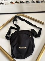 Sac bandoulière noir unisexe, parfait pour l'été!