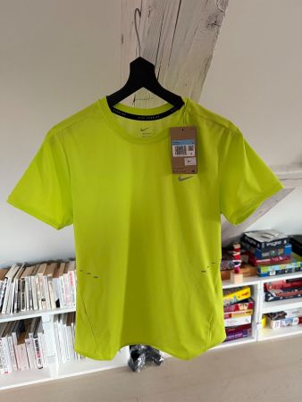 Damen ein neues Sport Shirt, Grösse S