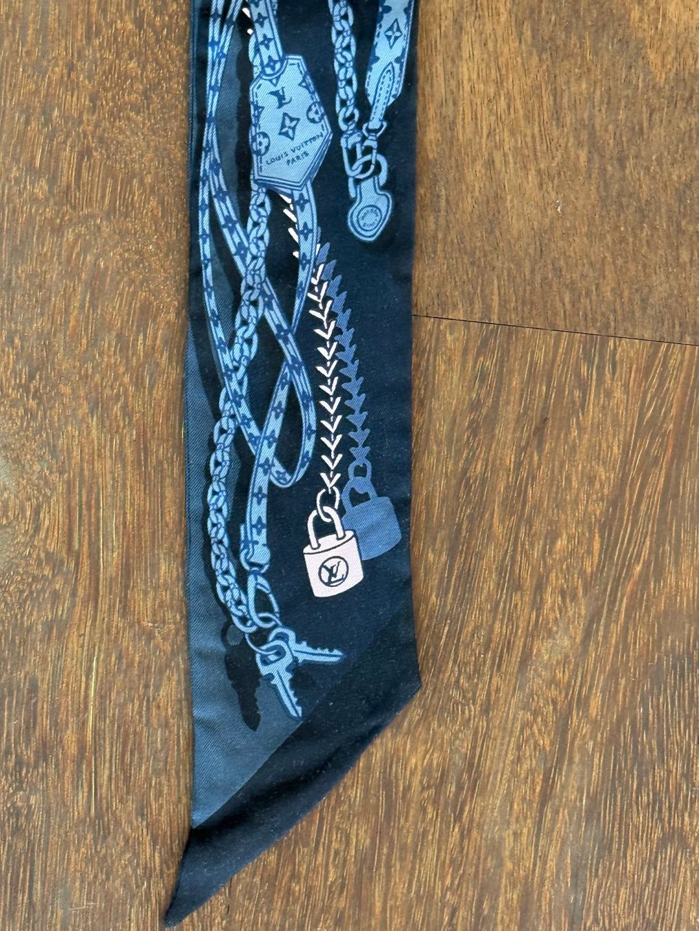 Louis Vuitton Foulard & Sciarpe: Louis Vuitton Bandeau BB Monogram Seidentuch – Usato da Wermatswil venduto da dominance 8