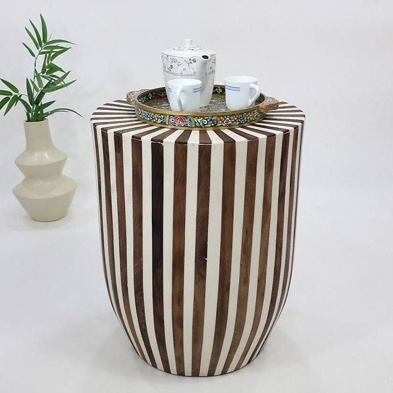 Tavoli: Table d'appoint marocaine en noyer, fabriquée à la main – Usato da Crans-Montana venduto da AtlasWoolWorks