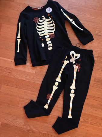 Neues Helloween Pyjama Gr. 110/116, Leuchtet im Dunkeln