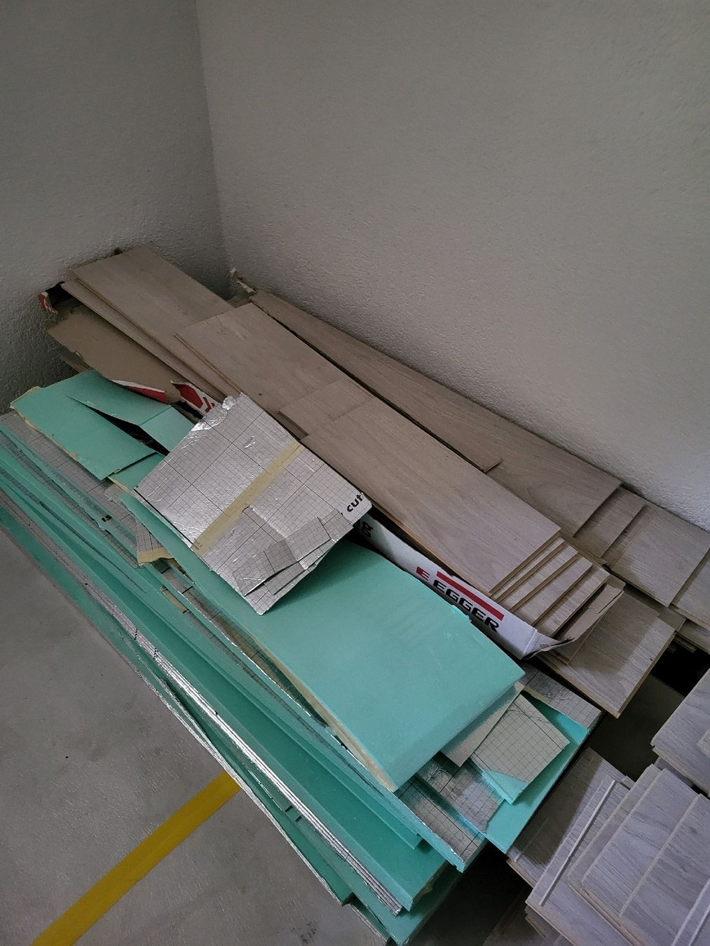 Rivestimenti per pavimenti: Laminat hellgrau ca. 41m2 mit Unterlage – Usato da Zürich venduto da weibelfamily 9