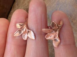 Handgeformte Blüten-Ohrringe aus rosévergoldetem Silber
