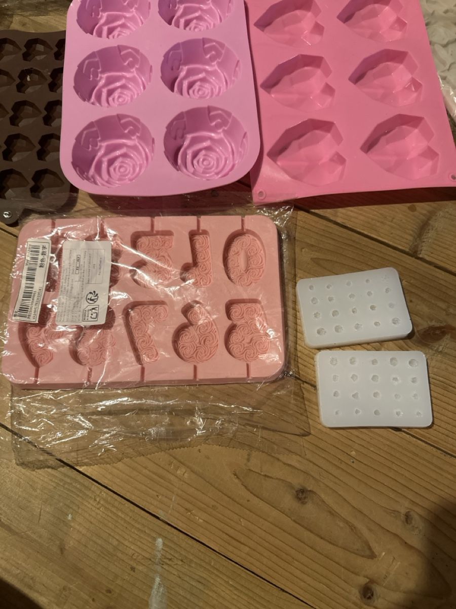 Elettrodomestici da cucina: Silicone Molds for Baking, Chocolate, Candy, Ice! 50 pcs – Usato da Aarau venduto da anb_qnk8 3