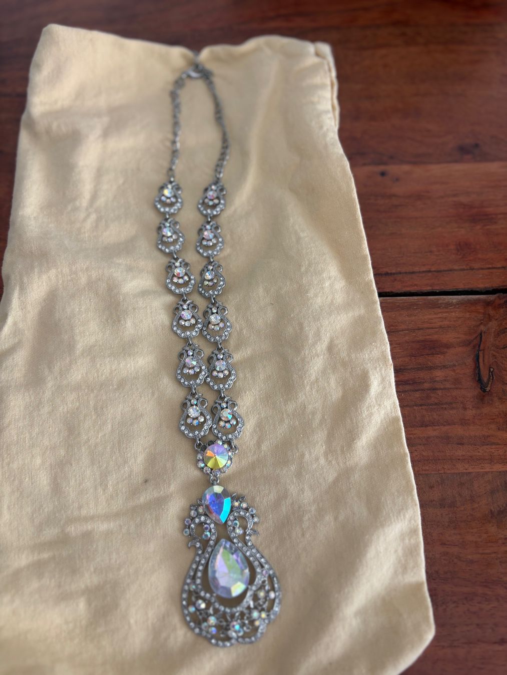 Catenine: Elegantes Statement-Collier mit funkelnden Kristallsteinen – Usato da Basel venduto da mari474 1