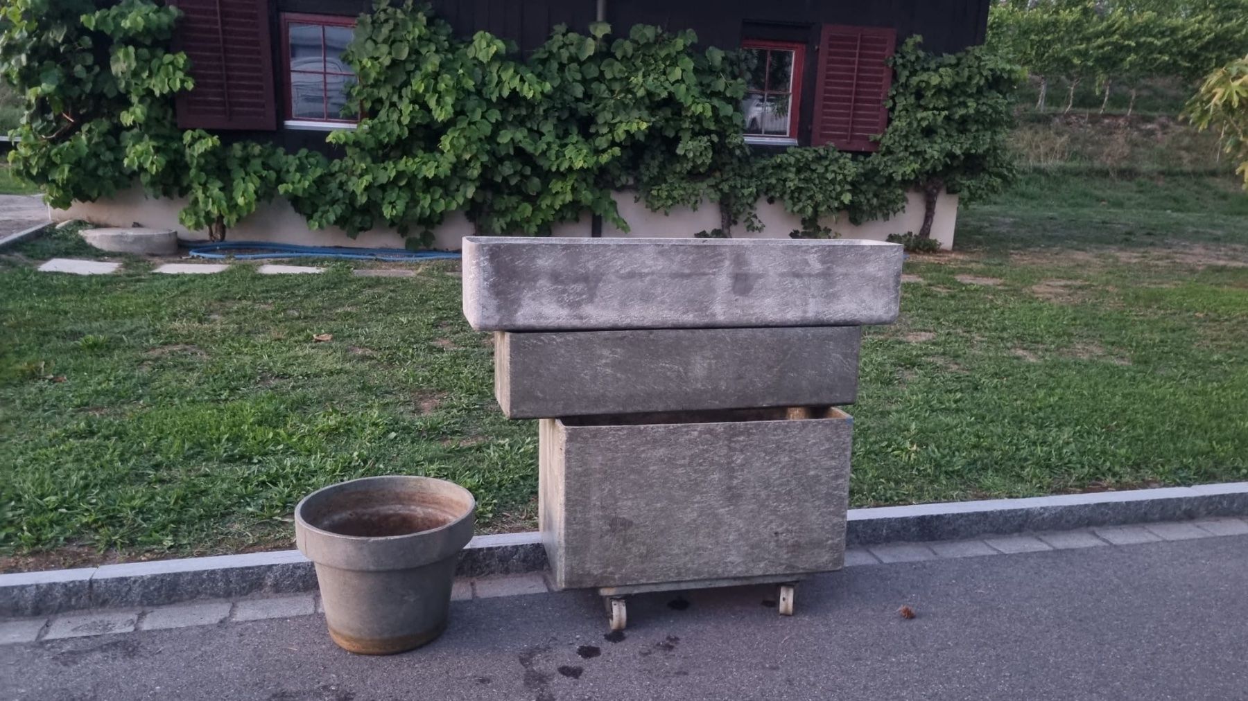 Vasi per fiori: 3 Pflanzentröge  & 1 Blumentopf – Usato da Oberengstringen venduto da George0070