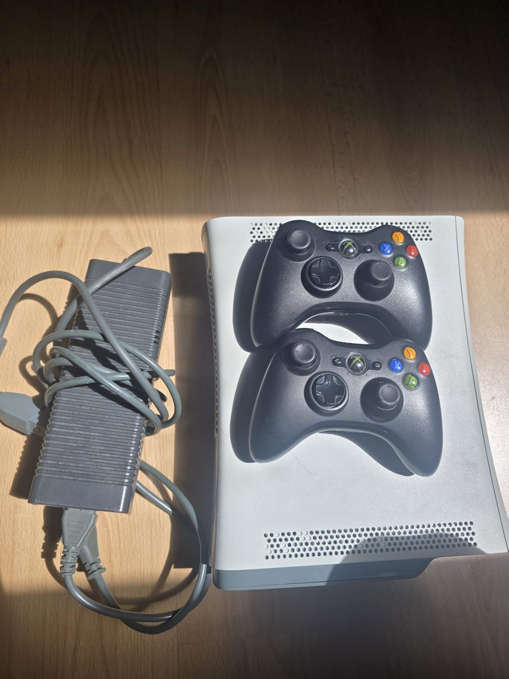 Microsoft Console: Xbox 360 Konsole, weiss, mit 2 Controller - Top Zustand! – Usato da Mumpf venduto da Cresli01 1