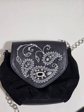 Coole Umhängetasche, schwarz mit Stickerei, neuwertig