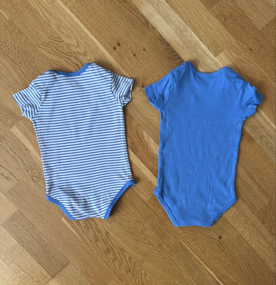 Lotti & Set di vestiti: 2x Baby Bodys Kurzarm Gr. 74/80 – Nuovo (secondo la descrizione) da Flumenthal venduto da Krajan 1