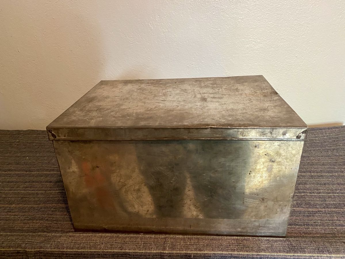 Dosen: Antike Blechdose - Vintage Aufbewahrungsbox – Gebraucht aus La Cibourg von pantokrator