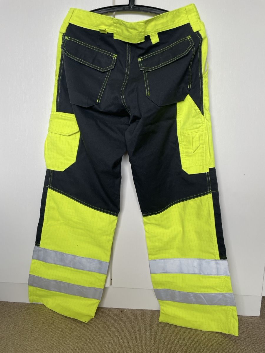 Helly Hansen Pantaloni: Helly Hansen Warnschutzhose Grösse C48 – Usato da Krattigen venduto da adi_9bfb 1