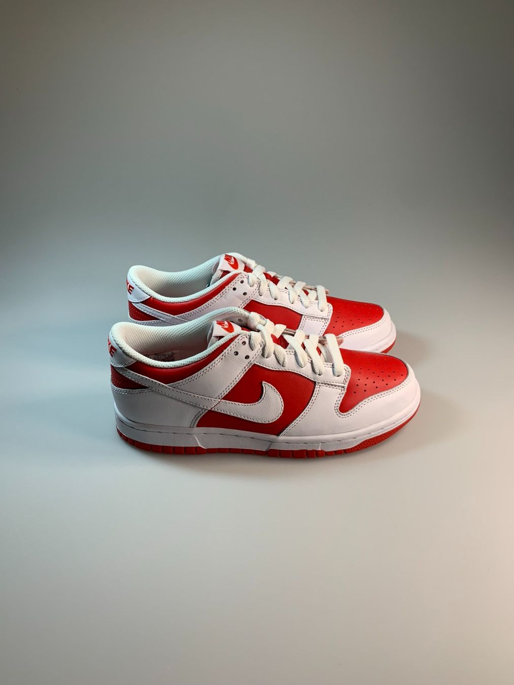 Scarpe da uomo: Nike Dunk Low Championship Red GS – Nuovo e nell'imballaggio originale da Thörishaus venduto da SnkrsVie