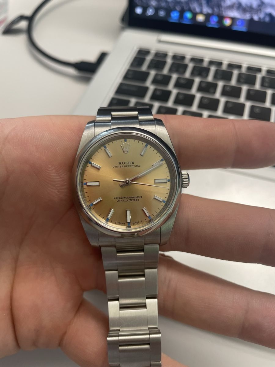 Rolex Uhren: Rolex Oyster Perpetual 34, Ref. 114200, Gold Dial – Gebraucht aus Kriens von Wristopia 3