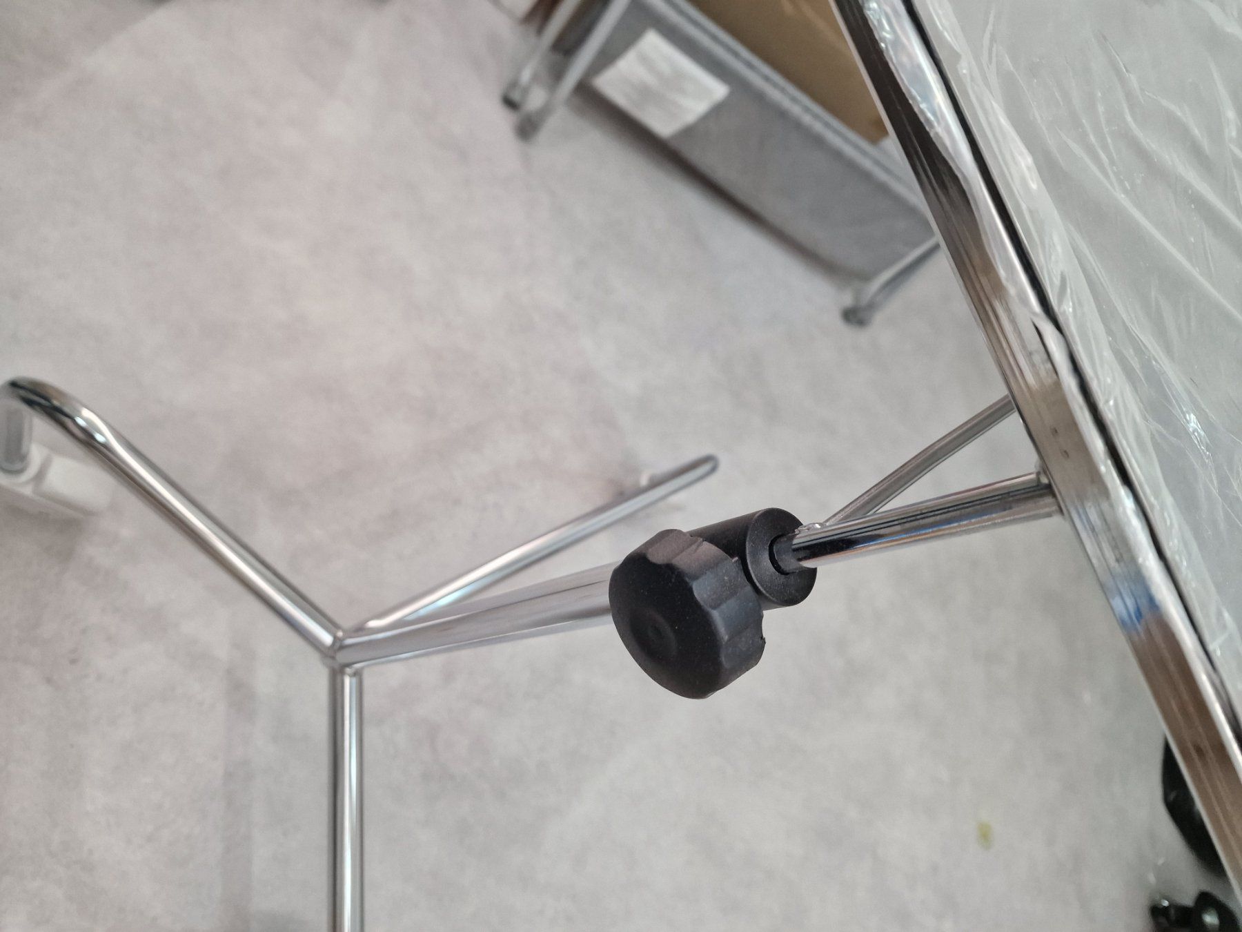 Tables: Tablette d'appoint pour instruments en acier chromé – D'occasion à Genève par kev_skd5 2