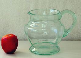 Grand pichet ancien, verre gravé vert clair, 1.8 litre