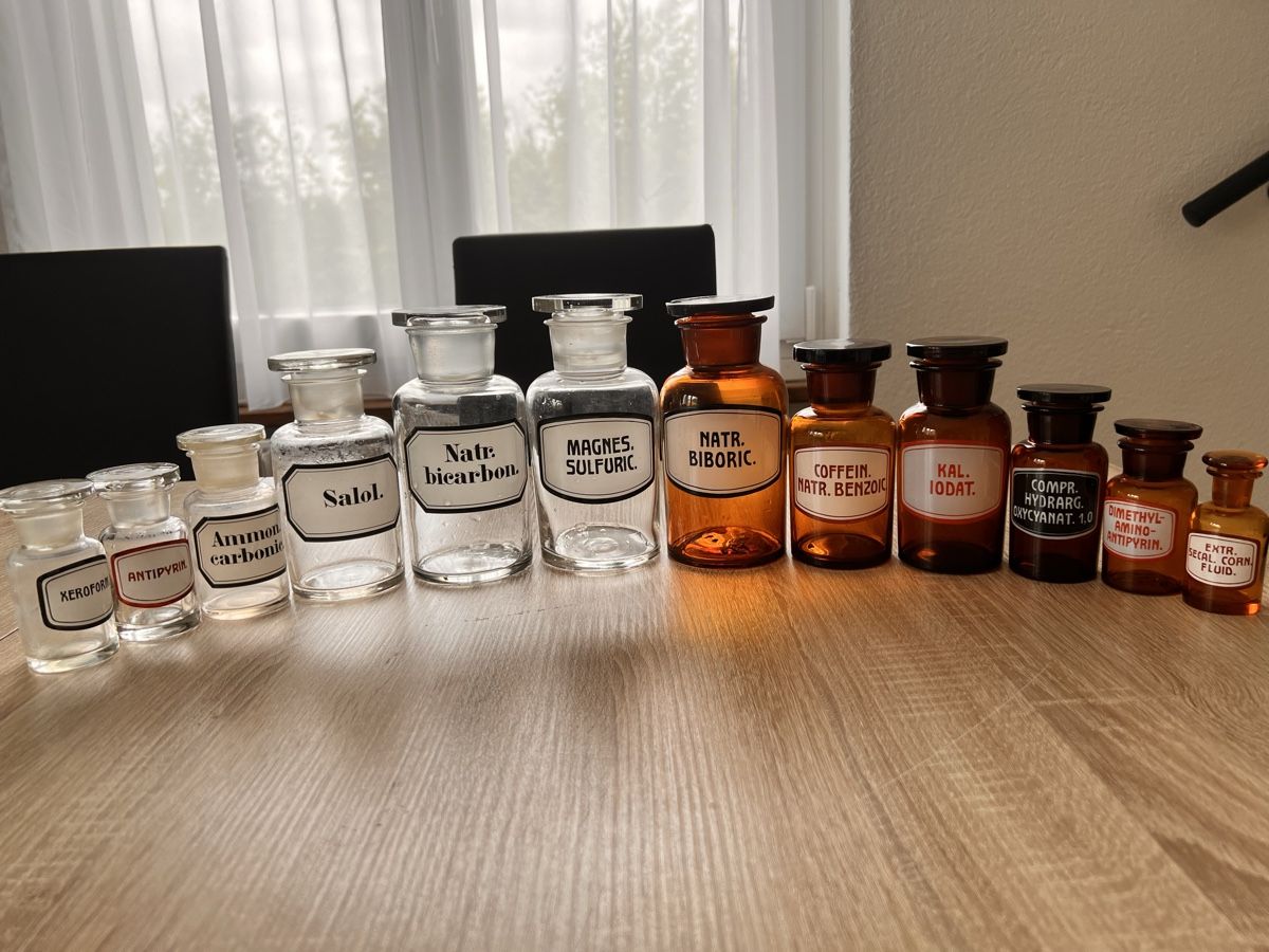 Laborbedarf: Antike Apothekergläser – Gebraucht aus Lyss von  1