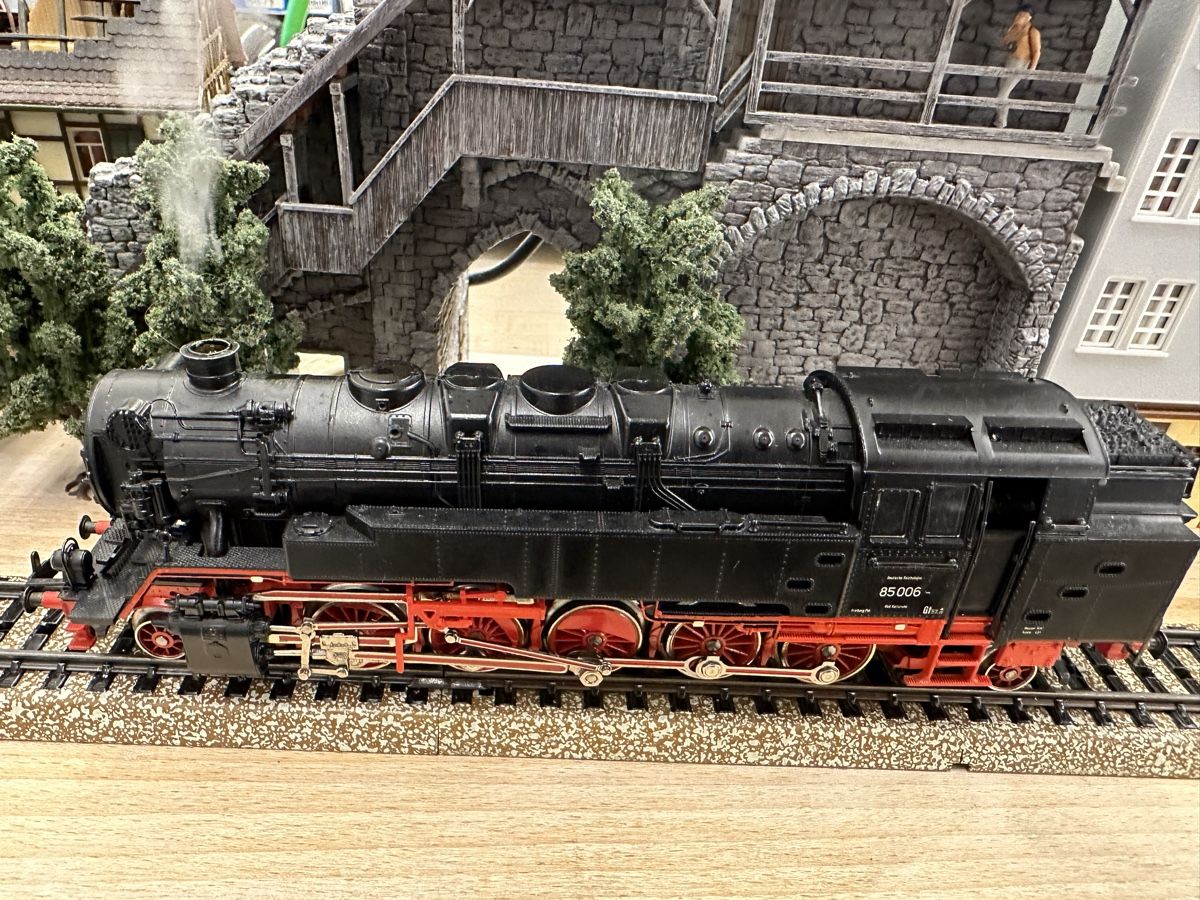 Märklin Modellini di ferrovie: Märklin 3308 DB BR 85 Tenderlok – Usato da Lupsingen venduto da New-Haven 1