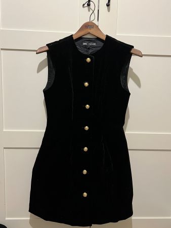 ZARA Samtkleid mit goldenen Knöpfen