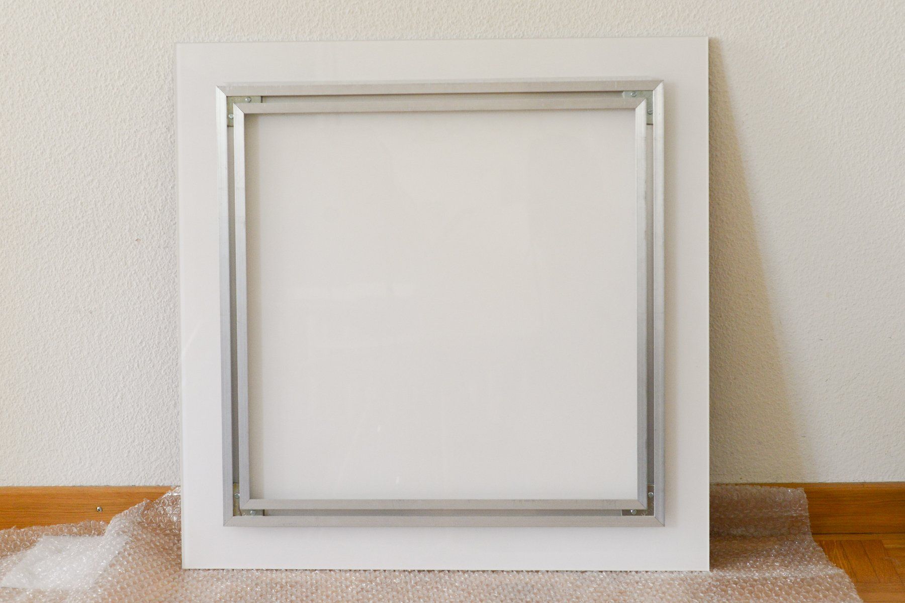 Poster & Bilder: Bild, roter Sessel mit Eulenkissen – Gebraucht aus Zürich von katix 1
