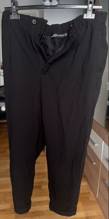 Pantaloni Zara neri, taglia M, perfetti per l'autunno!