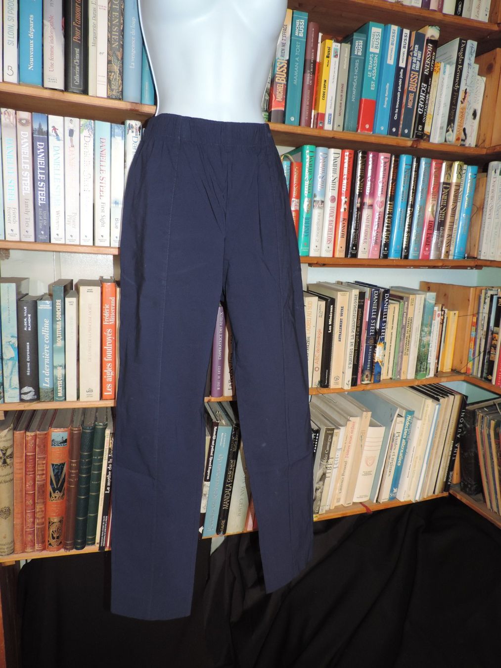 Pantaloni: pantalon stretch bleu marine – Usato da Genève venduto da Axelle333