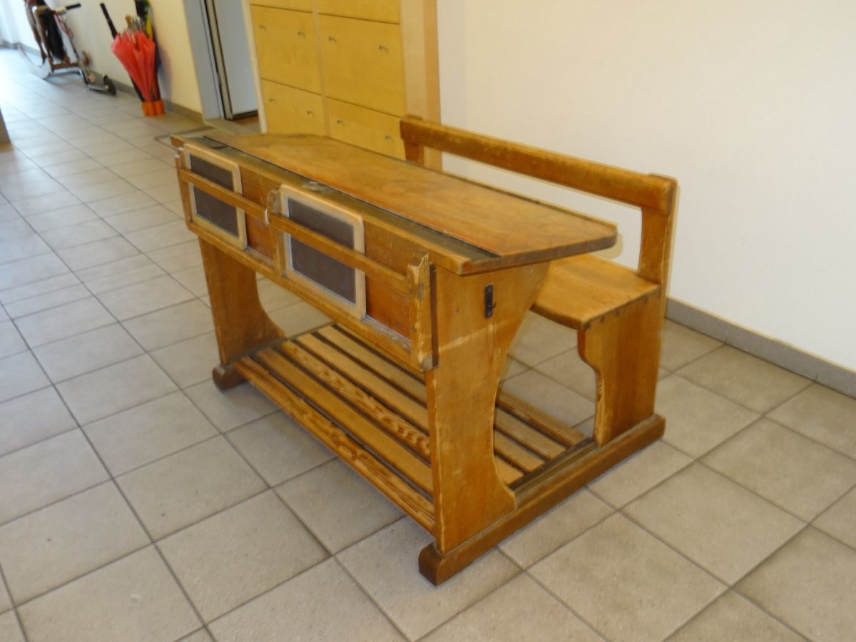 Scrivanie: Schulpult antik – Usato da Basel venduto da Do-Winkel