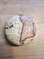 Vintage Reisewecker Deluxe Weltkarten-Design