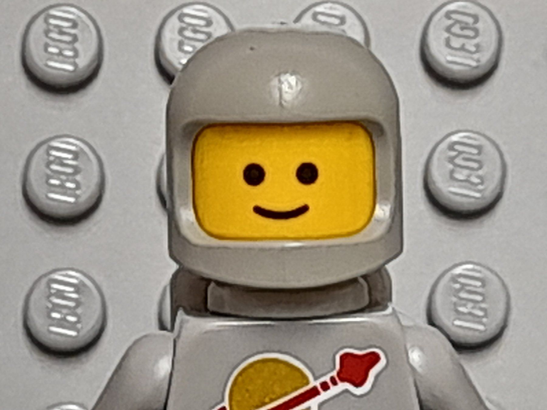 Lego Giocattoli: Lego Classic Space Minifigur hell grau mit Classic Helm – Usato da Derendingen venduto da Boeni80 1