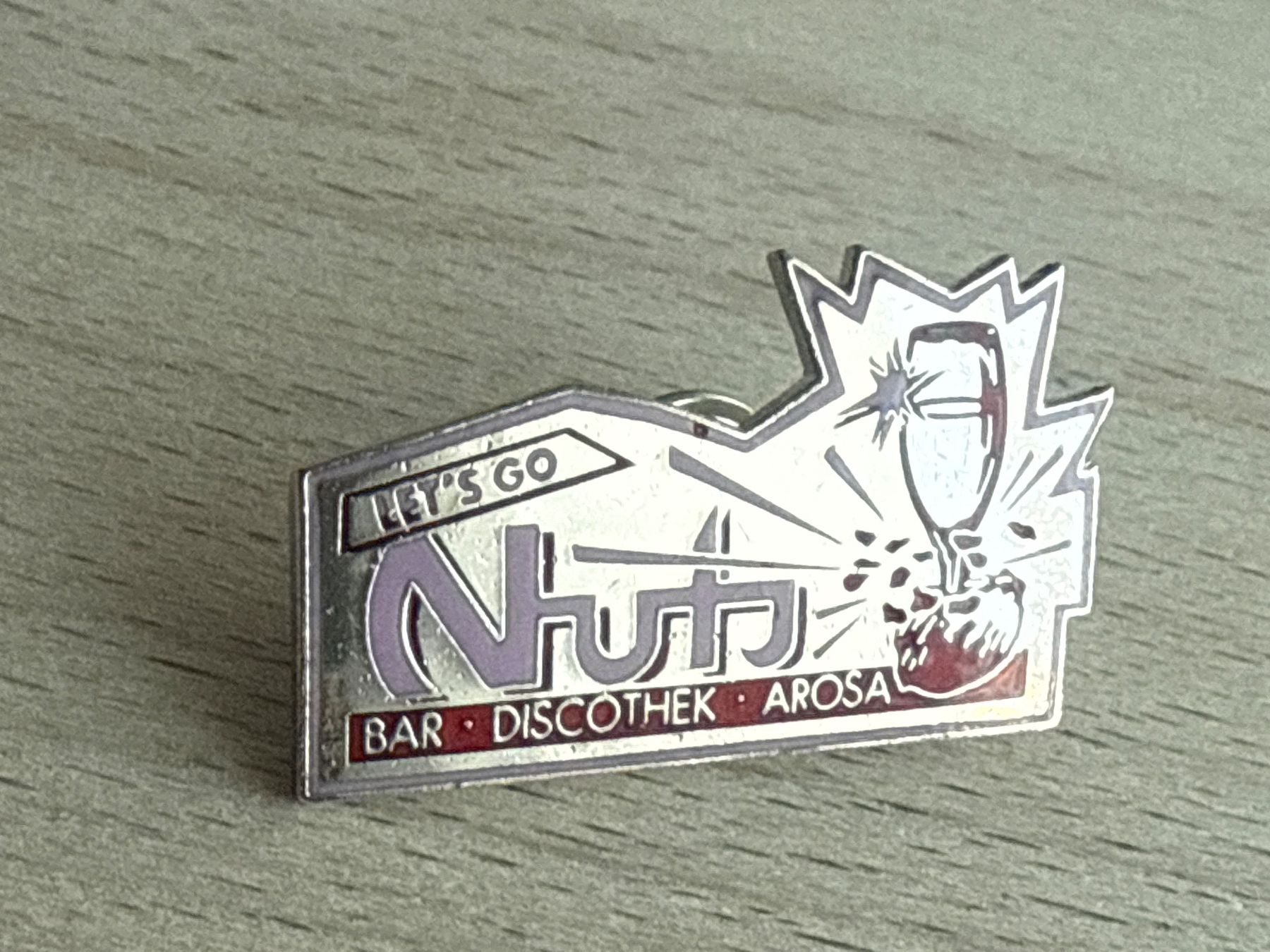 Plaketten & Abzeichen: Pin Nuts Bar Discothek Arosa – Gebraucht aus Glattbrugg von Schweigmatt