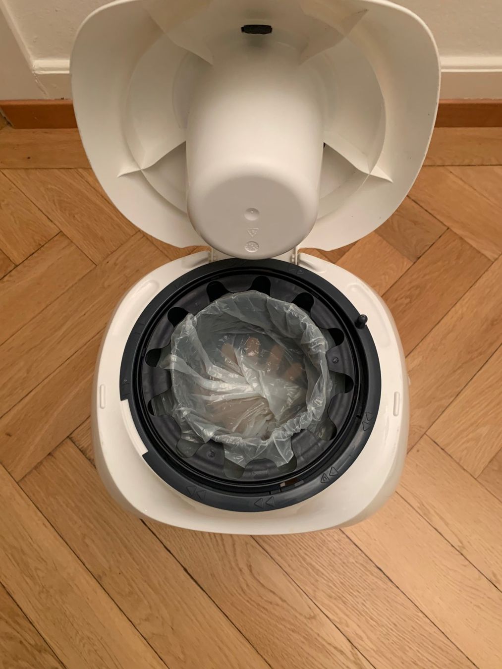 Tommee Tippee Abfalleimer: Sangenic twist & click nappy bin – Gebraucht aus Zürich von  2