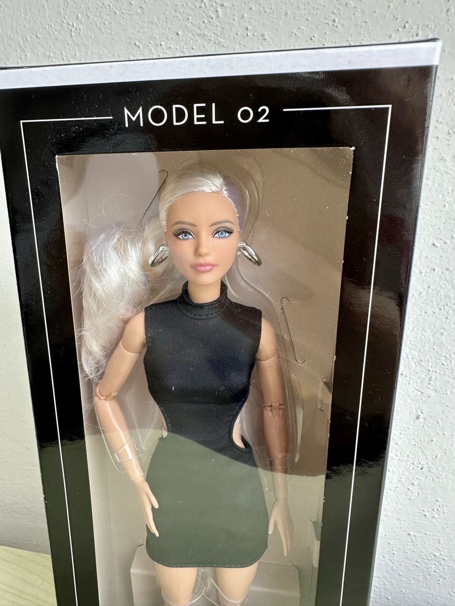 Bambole: Barbie Basics Bewegliche Puppe – Nuovo e nell'imballaggio originale da Zürich venduto da Kat_5557