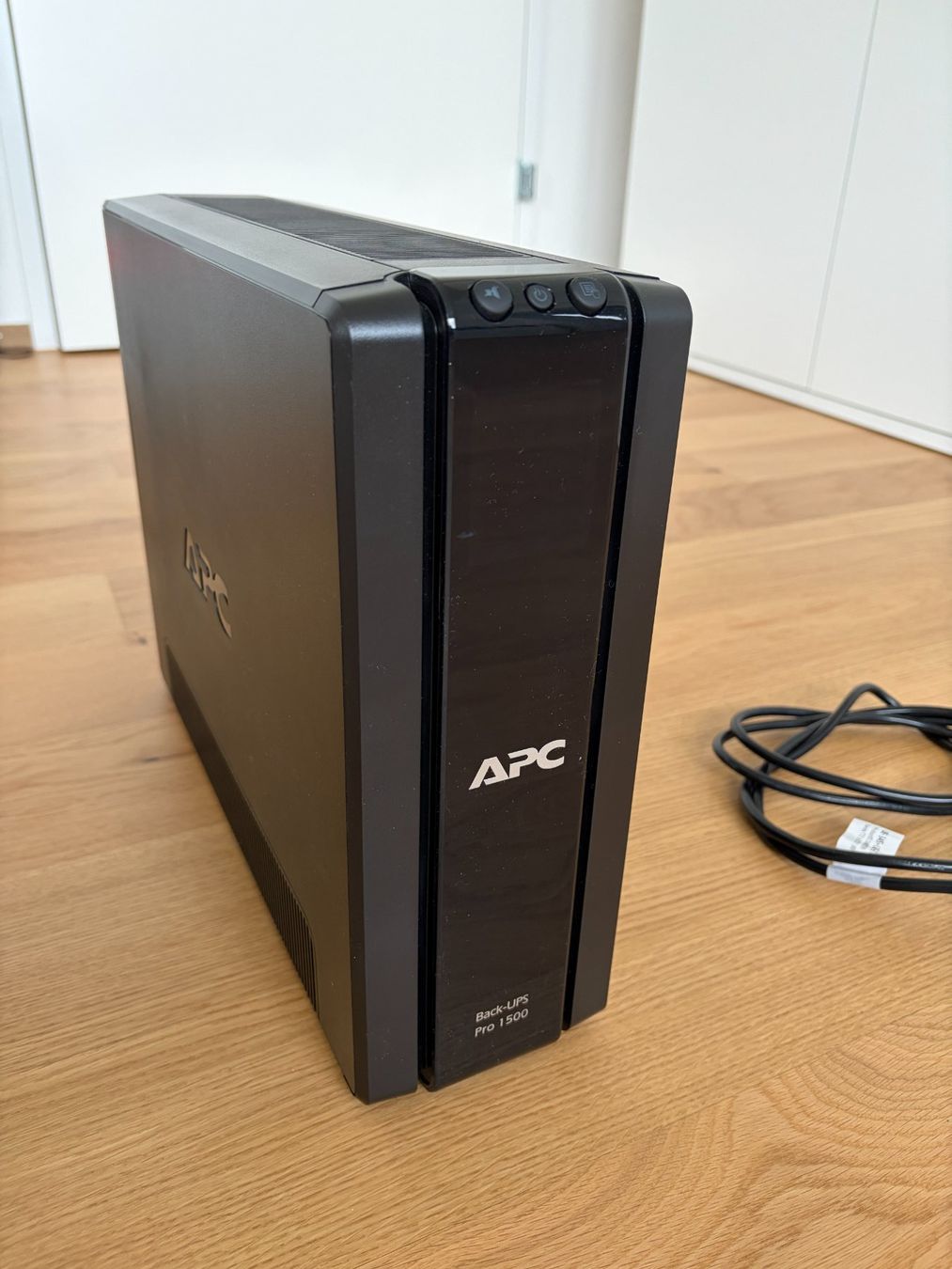 Apc Caricatori & Batterie: APC Back-UPS Pro 1500 VA, 865 W, Line-Interaktiv USV – Usato da Ibach venduto da RuChri