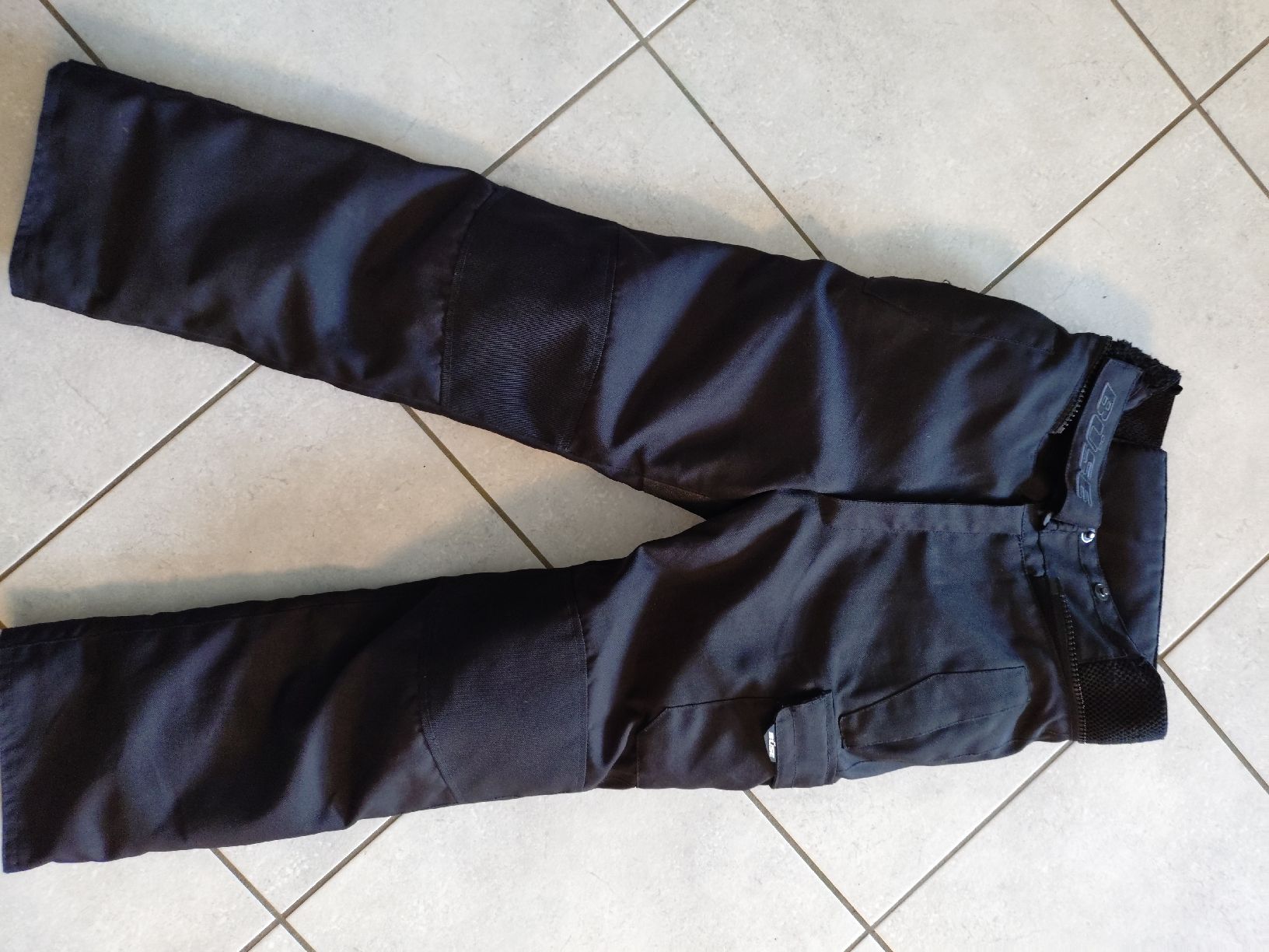 Pantaloni: Kinder Motorrad Töff Hose Gr. 140 – Usato da Gossau ZH venduto da Lichtlein