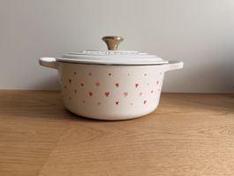 LeCreuset Bräter rund Signature 22cm Hearts weiß
