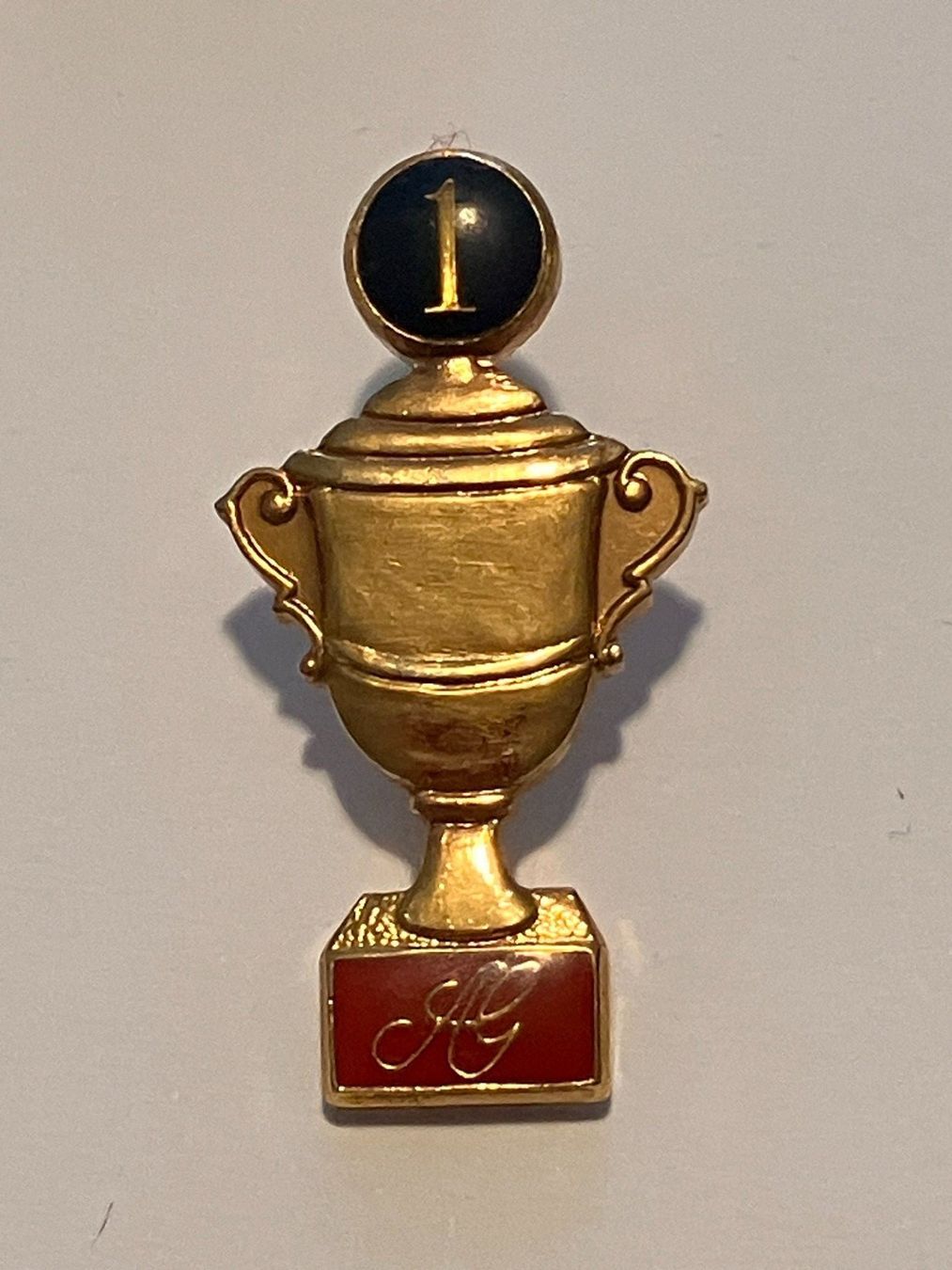 Placchette & Badge: 1 Pin Pokal – Usato da Basel venduto da djwwpp