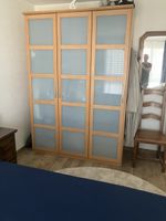 Holzschrank hell 3-türig mit je 5 Scheiben
