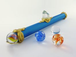 Blaues Glasmurmel Kaleidoskop mit Bergkristall verziert