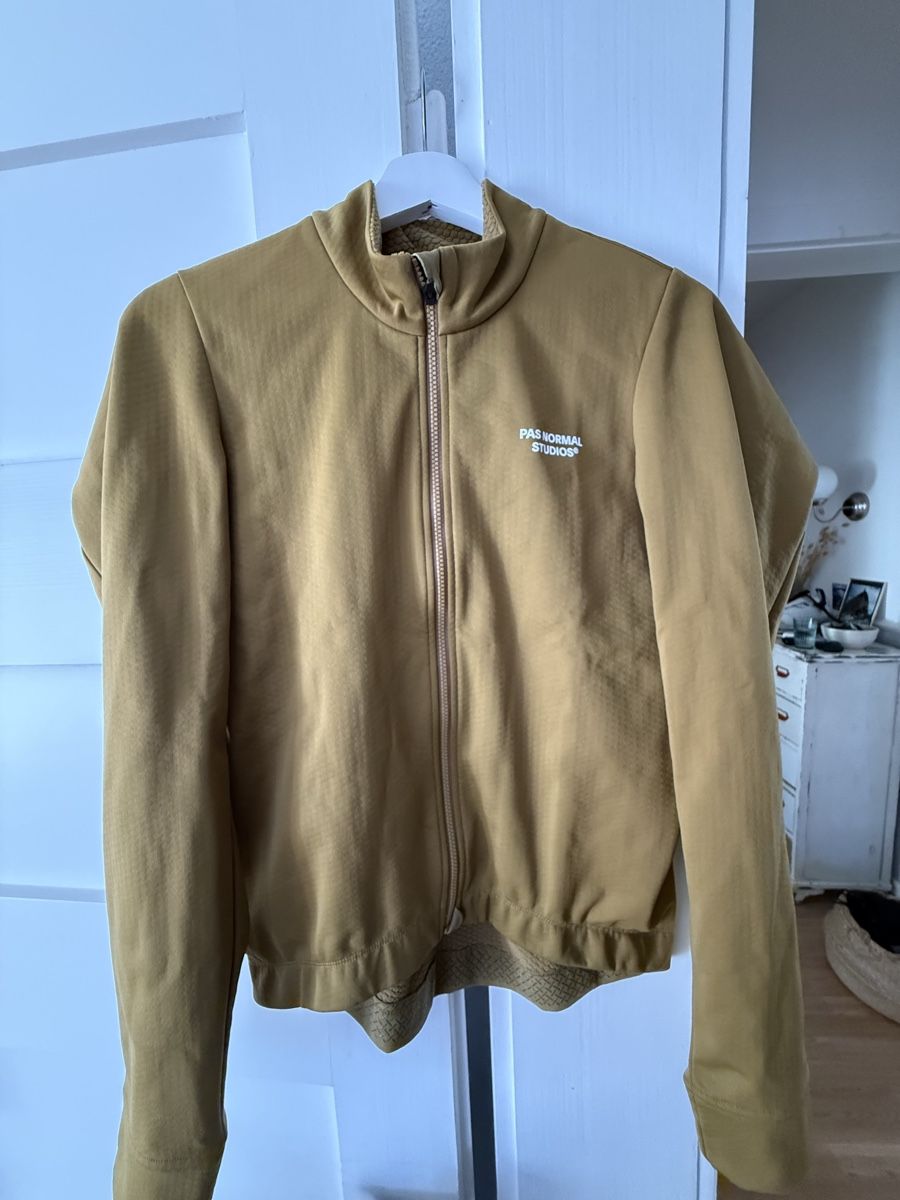 Pas Normal Studios Giacche: Velojacke Pas Normal Studios Essential Senf Grösse M – Usato da Zürich venduto da cecamobe01