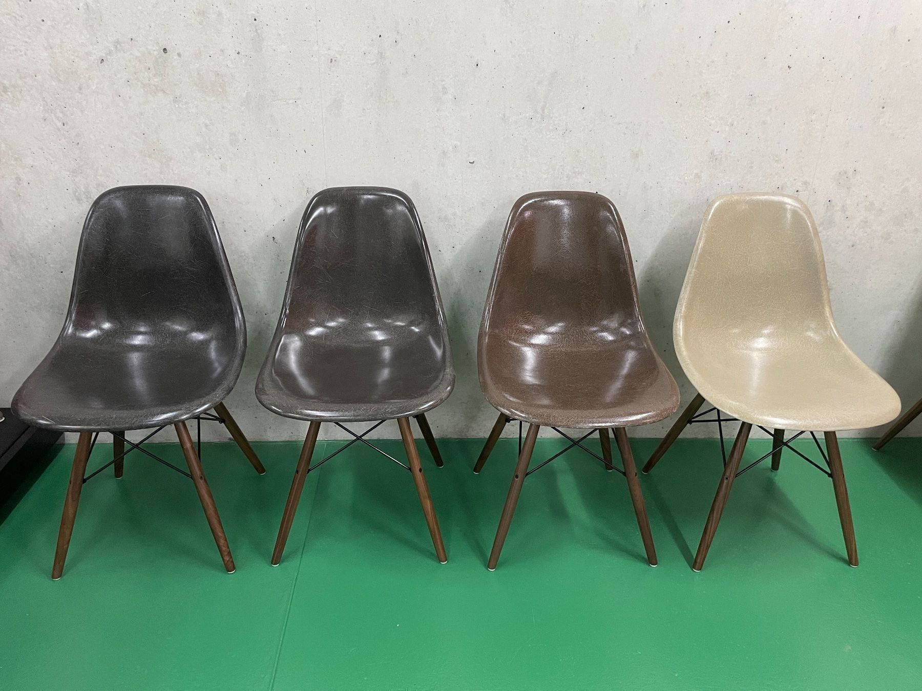 Eames Sedie: Eames Side Chairs Dark Brown – Usato da ipsach venduto da Latigo 6