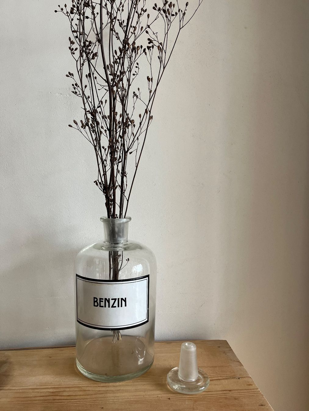 Accessori da laboratorio: Alte Apothekerflasche "Benzin" mit emaillierter Etikette – Usato da Steffisburg venduto da Reitschel5 7