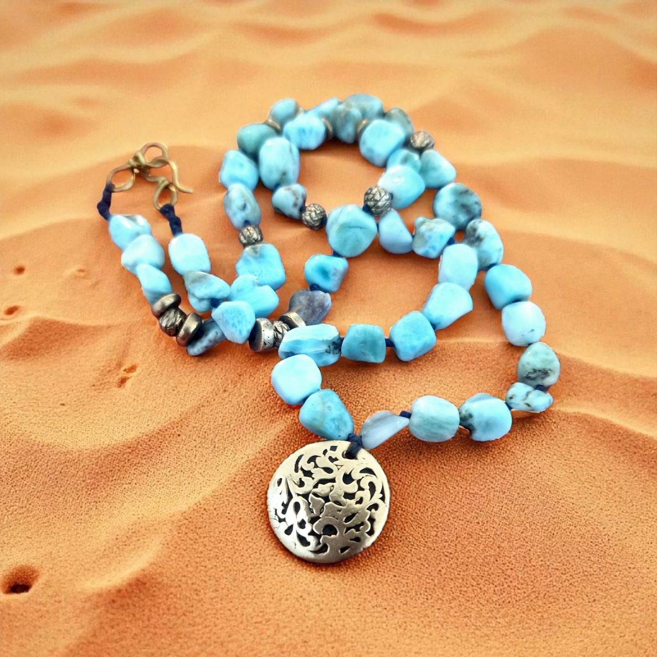 Catenine: Kette Larimar, geknöpft, mit handgemachten Bronze-Elementen – Nuovo e nell'imballaggio originale da Aarau venduto da Schmuckhoehle_MD 9