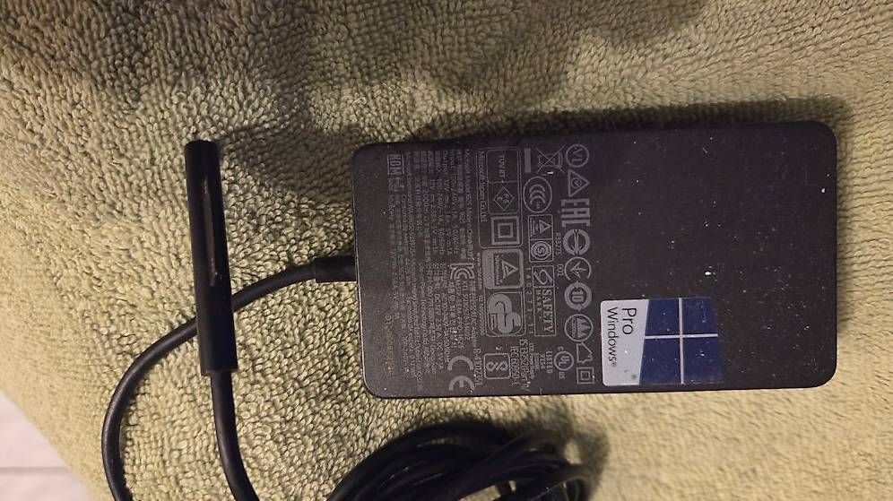 Chargeur: Microsoft Surface Netzteil / Ladekabel  – D'occasion à Adligenswil par Steku75