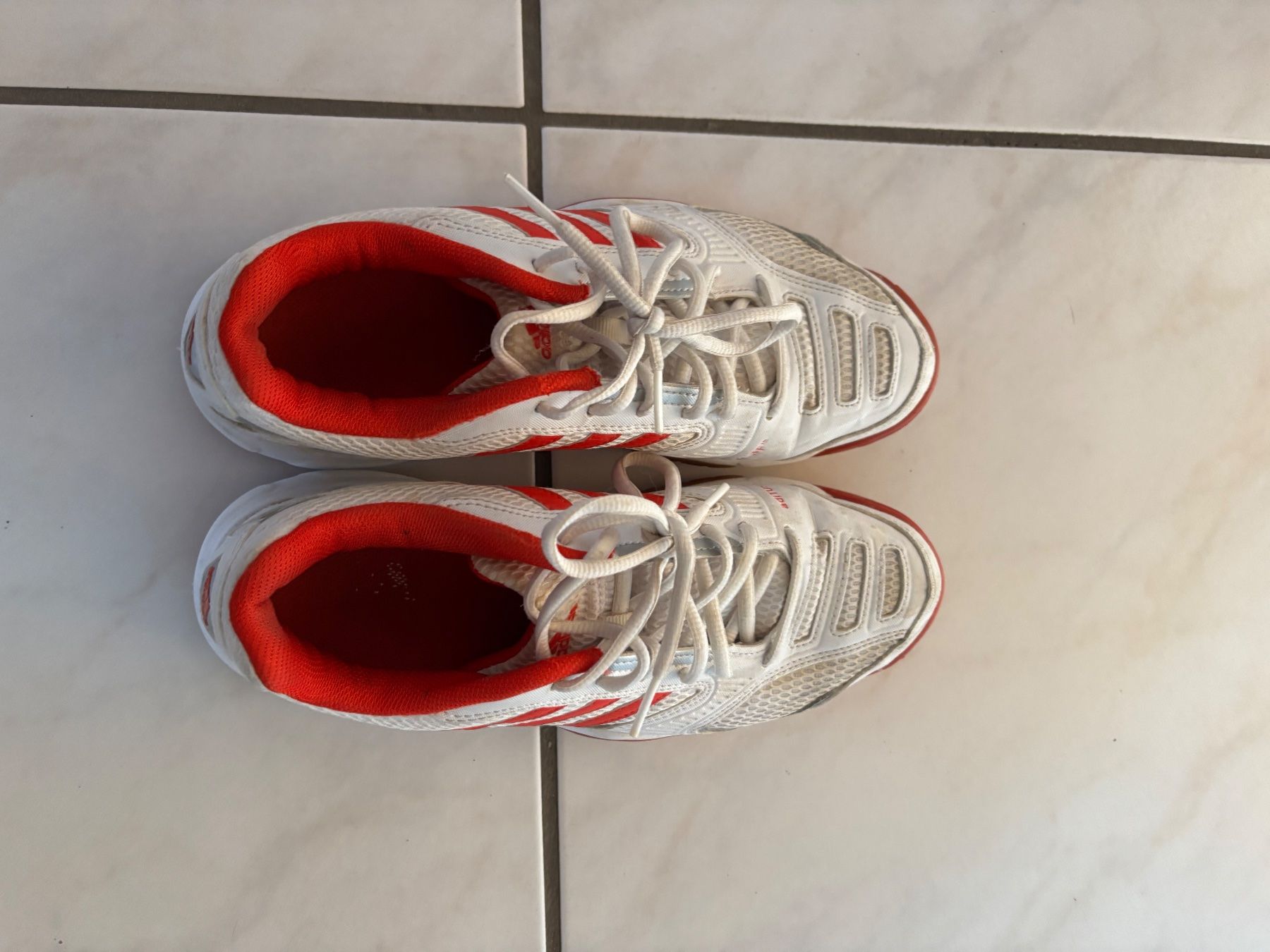 Adidas Scarpe da donna: Hallenturnschuhe – Usato da Finsterhennen venduto da Hubiseli
