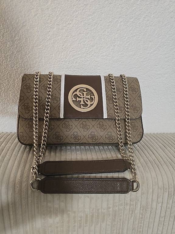 Taschen für Damen: Guess Umhängetasche in Braun – Gebraucht aus Grenchen von sja_klm2